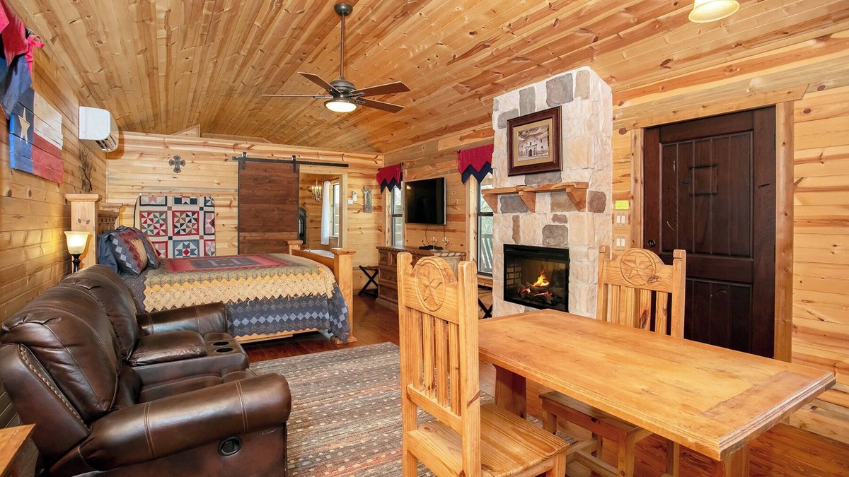 Llano Cabin | Whitetail Oaks The Hideout | Hill Country Cabin | Hot Tub | Full Kitchen | NO PETS