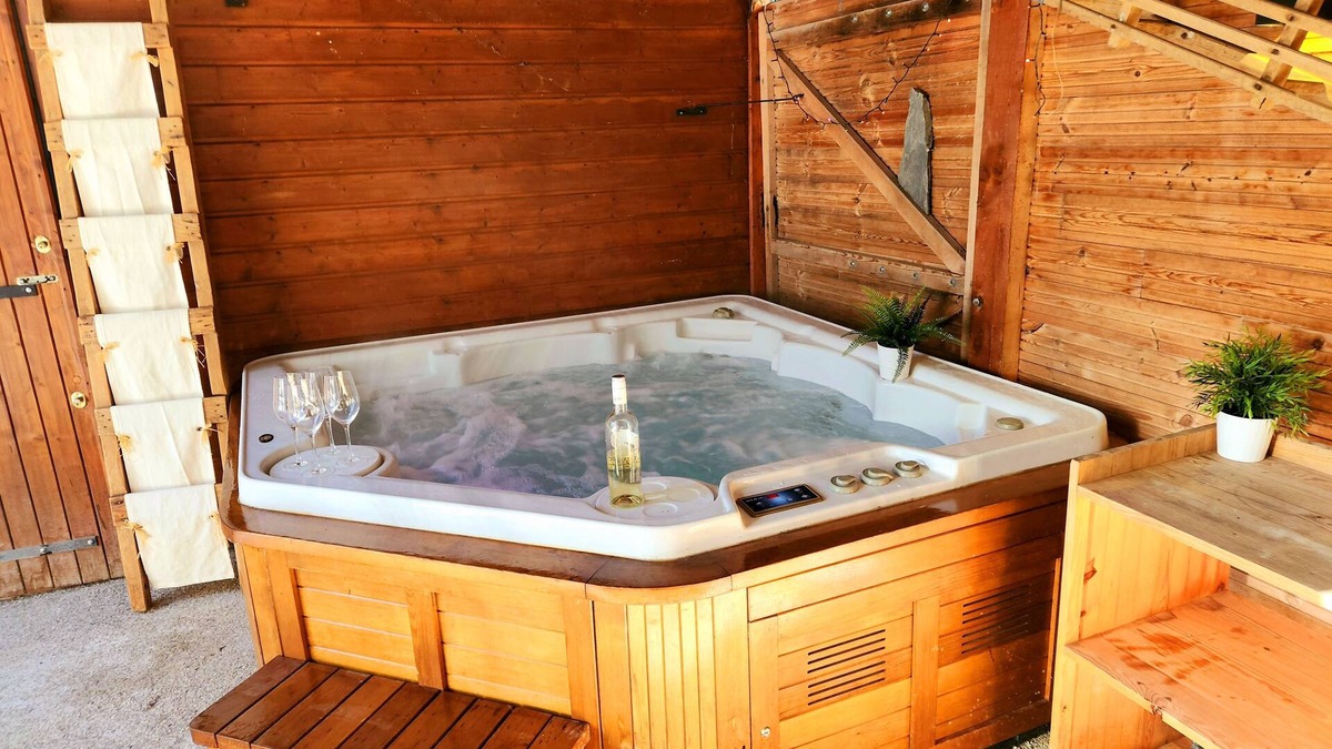 Seyne Ski Chalet | Whole chalet + private outdoor SPA-3 parking spaces-Near Ski Resort & Lake