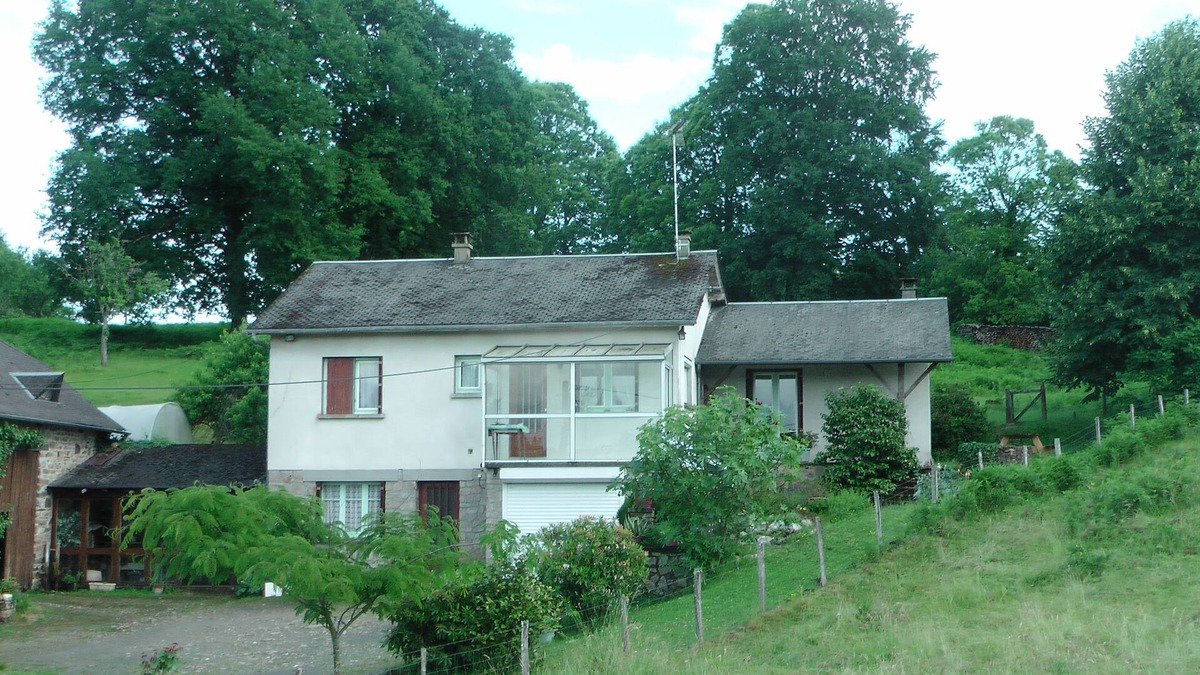 Salon-la-Tour House | Whole house at the end of the road