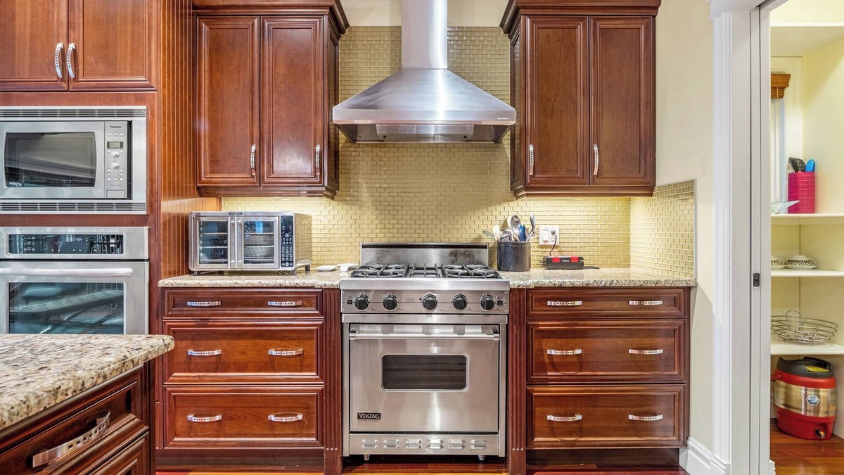 Southwest Calgary House | WHOLE HOUSE/TOP-NOTCH AREA/7 BEDROOM/SLEEPS 23 PERSONS/FULL KITCHEN