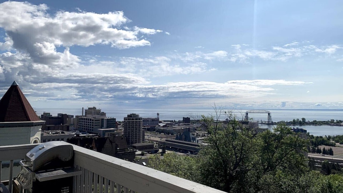 Observation Hill Apartment | Whole House with Lake and Lift Bridge Overlook for 10 Guests