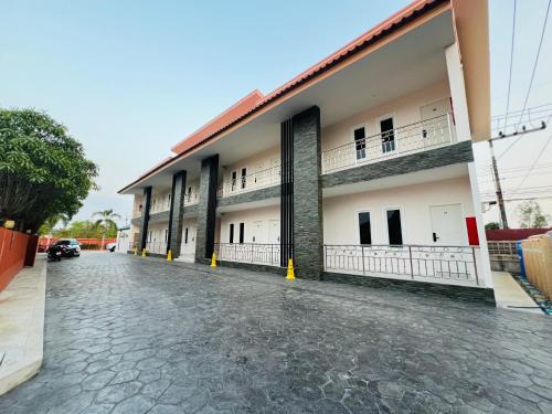 Phanat Nikhom Hotel | Wiang Kham Resort