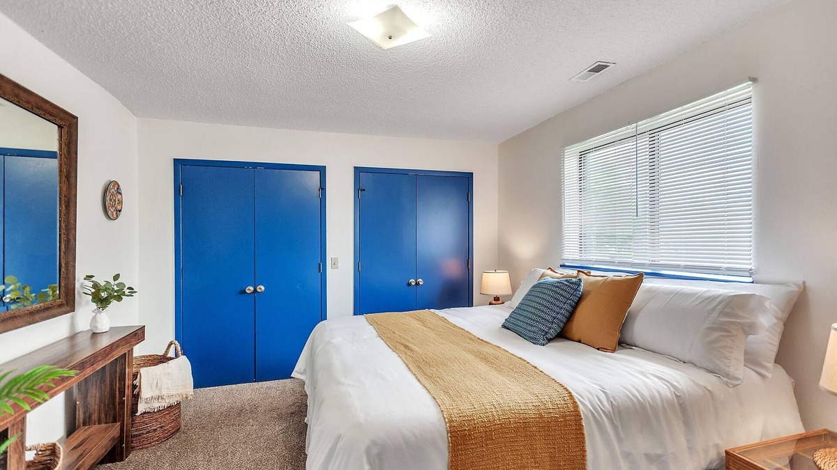 Wichita Apartment | Wichita Roots ~ Midwestern Charm Good WiFi Parking Terrific apartment Book Now!