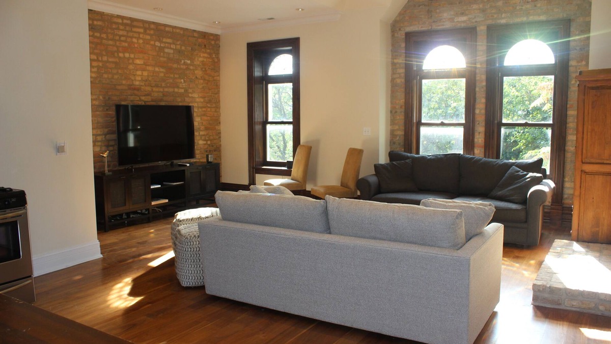 Wicker Park House | Wicker Park 3 Bedroom. Top floor Historic Greystone. Near Damen El Stop.