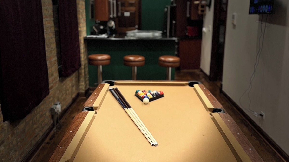 Wicker Park Apartment | Wicker Park - Loft Style Home in Lively Location with Plenty Amenities