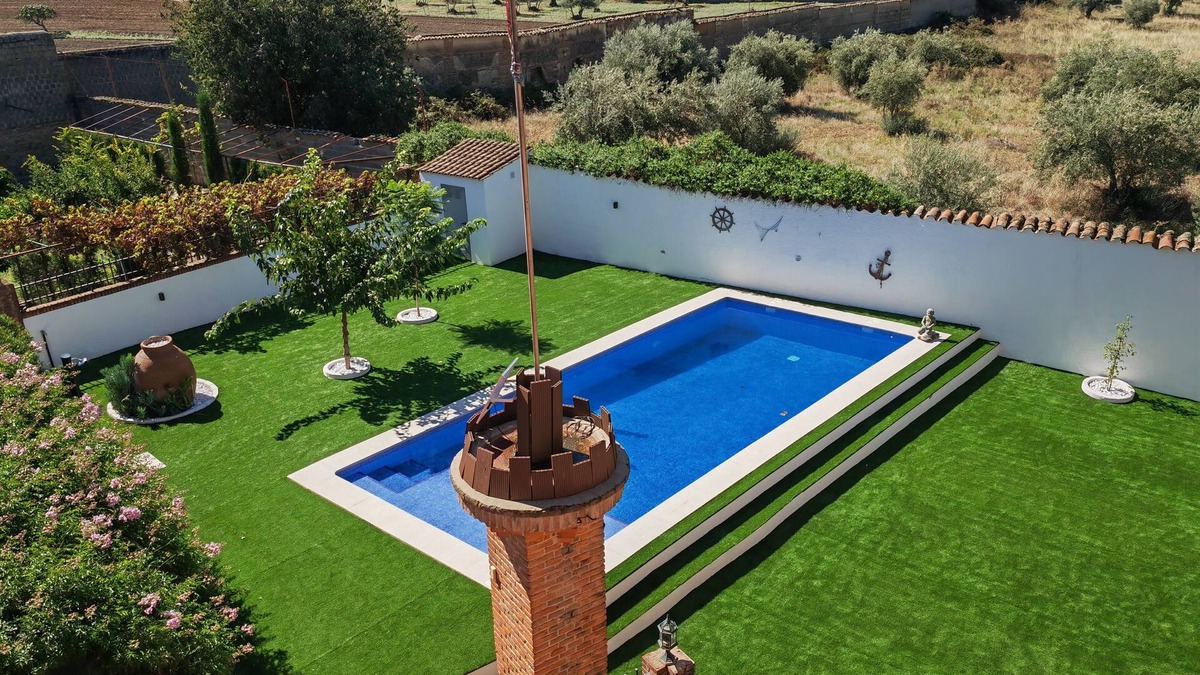 La Calzada de Oropesa Cottage | Wide Casa Rural for to 16 persons, ideal for family and friends with games room.