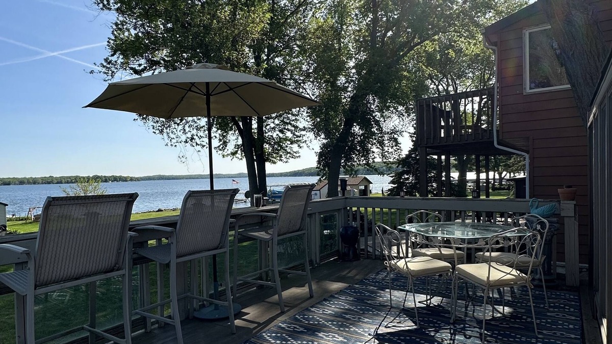 Pewaukee House | Wide open lake views and large flat front yard