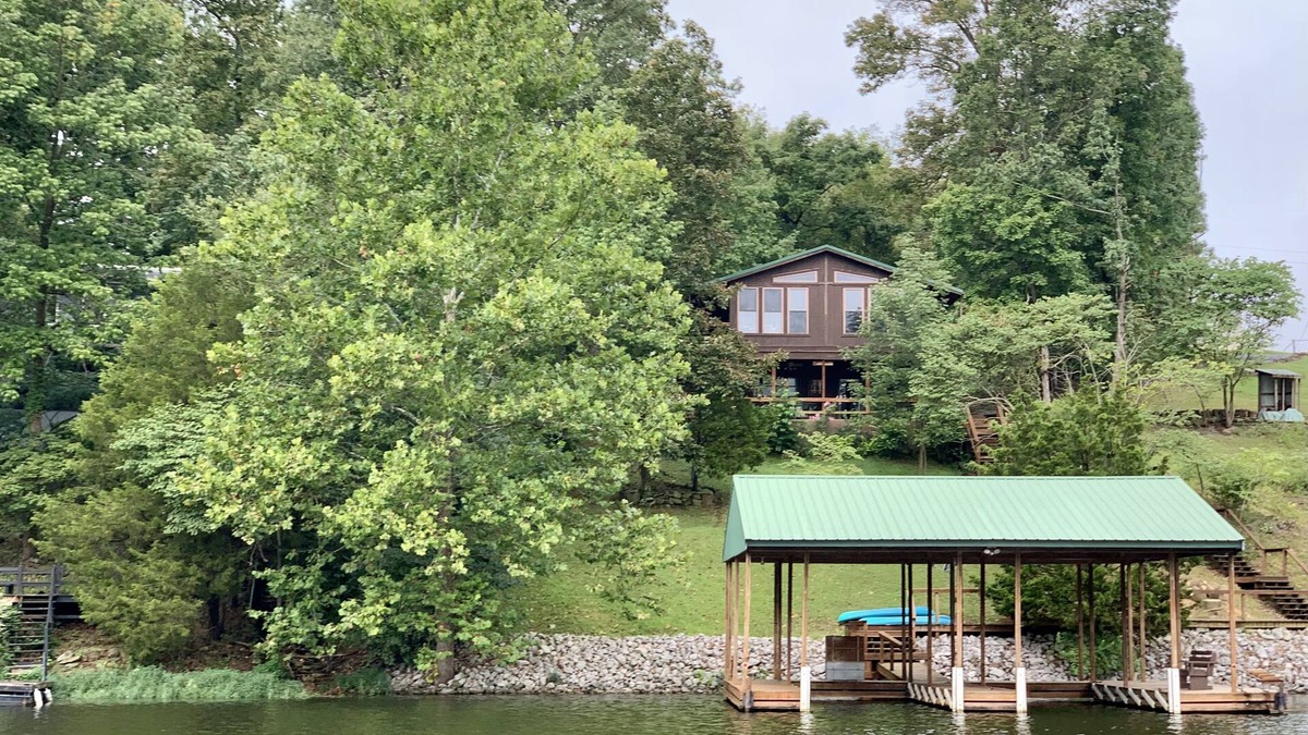 Goreville Cabin | WIFI FLEXCATION & RELAXATION! Cozy fireplace, reading, movies, fire pit & more!