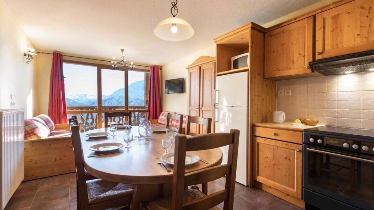 Les Eucherts Apartment | Wifi, ski-in/ski-out & foot of the slopes, swimming pool, sauna, hammam, balcony, tv, ski locker