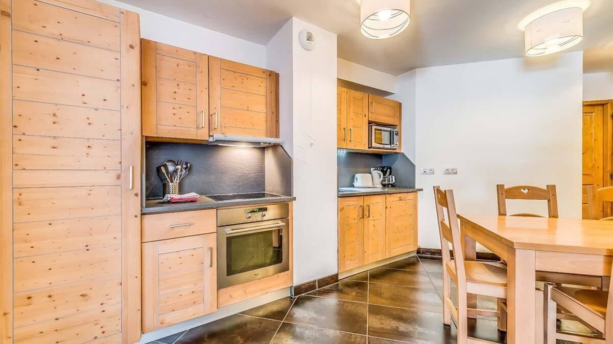 Les Almes Apartment | Wifi, ski-in/ski-out & foot of the slopes, 2nd floor, terrace, tv, ski locker, 59m², Tignes