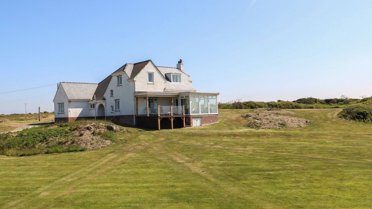 Caergeiliog Cottage | WIG CARNA, pet friendly, character holiday cottage in Holyhead