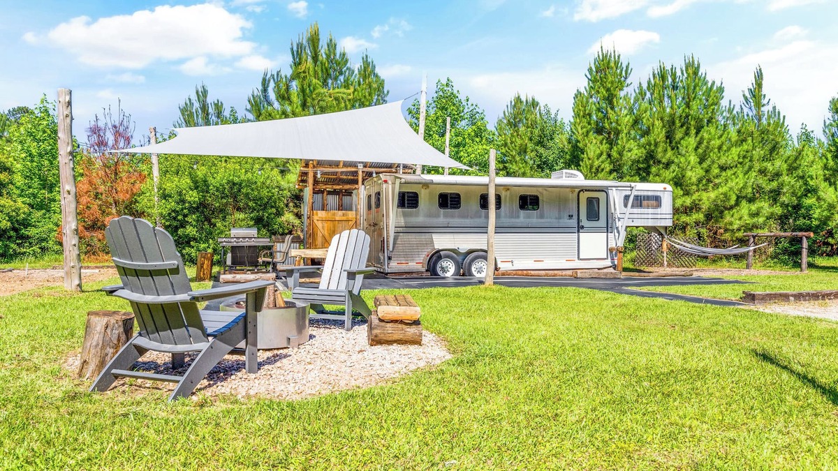 Conway House | 🐎 Wild Horse Retreat | Unique Tiny Home Glamping 🌿🔥
