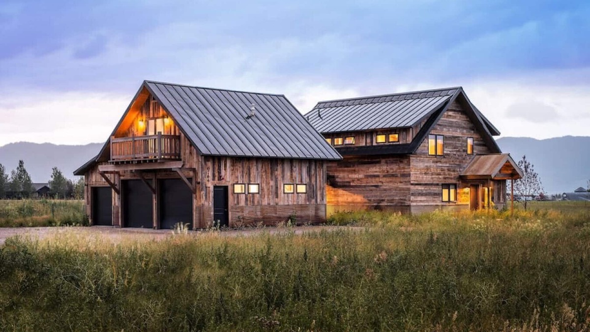 Victor House | Wild Mustang: Great for Large Groups, Lots of Space Inside & Out, Views, Pet Friendly