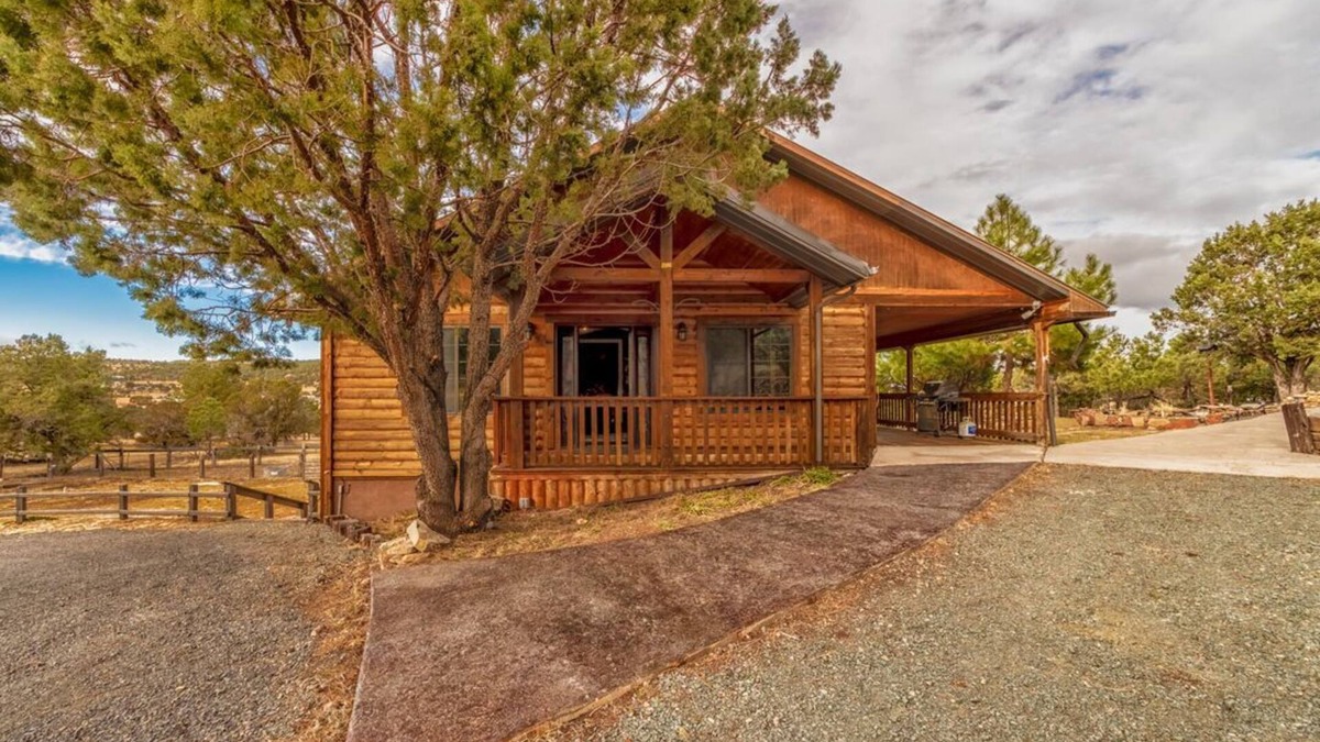 Alto Cabin | Wild Mustang's open-concept great space w/Hot Tub & Ping Pong