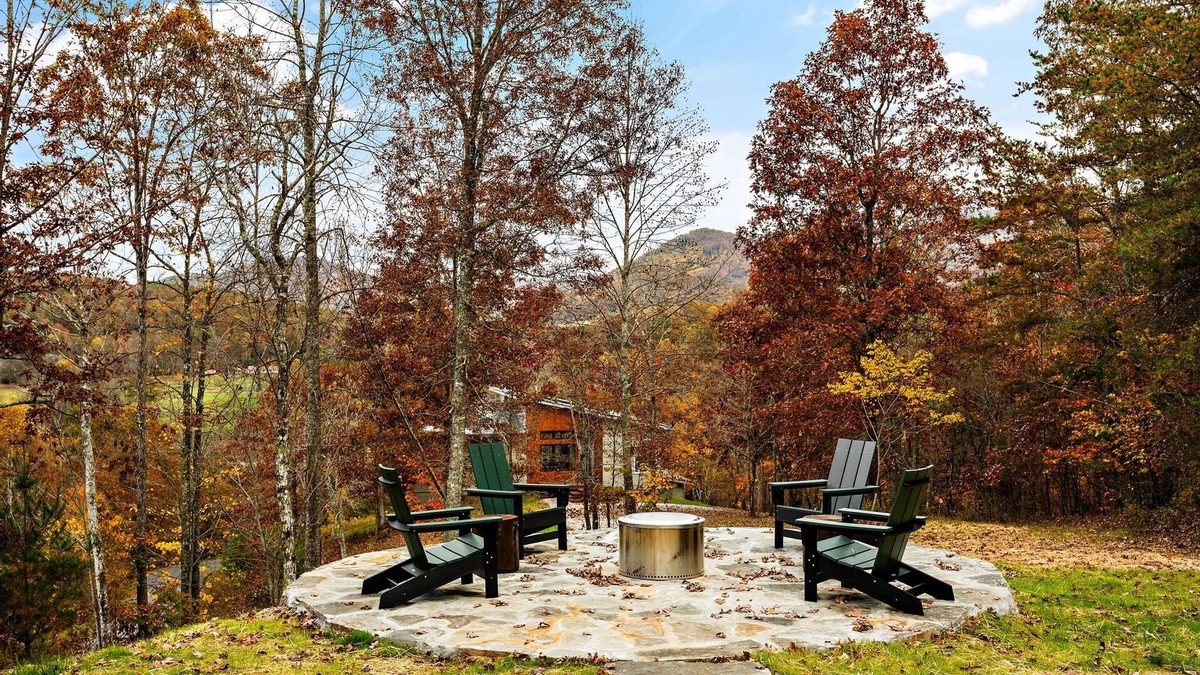Young Harris Cabin | Wildcat Modern is a 2BR/2BA mountain retreat blending sleek design with cozy autumn charm. Enjoy a full kitchen, stylish interiors, ensuite bedrooms, an expansive deck, and a stone firepit perfect for crisp nights under changing leaves.