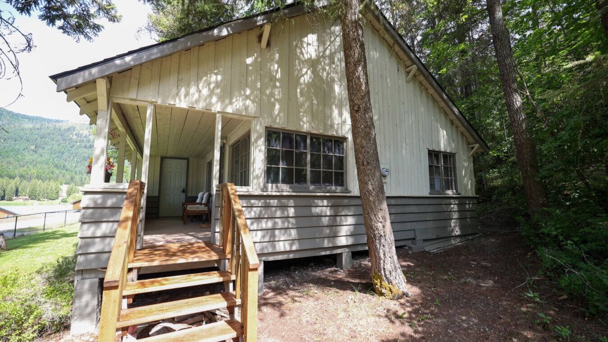 Colville Cabin | Wilderness West Resort Cabin 7