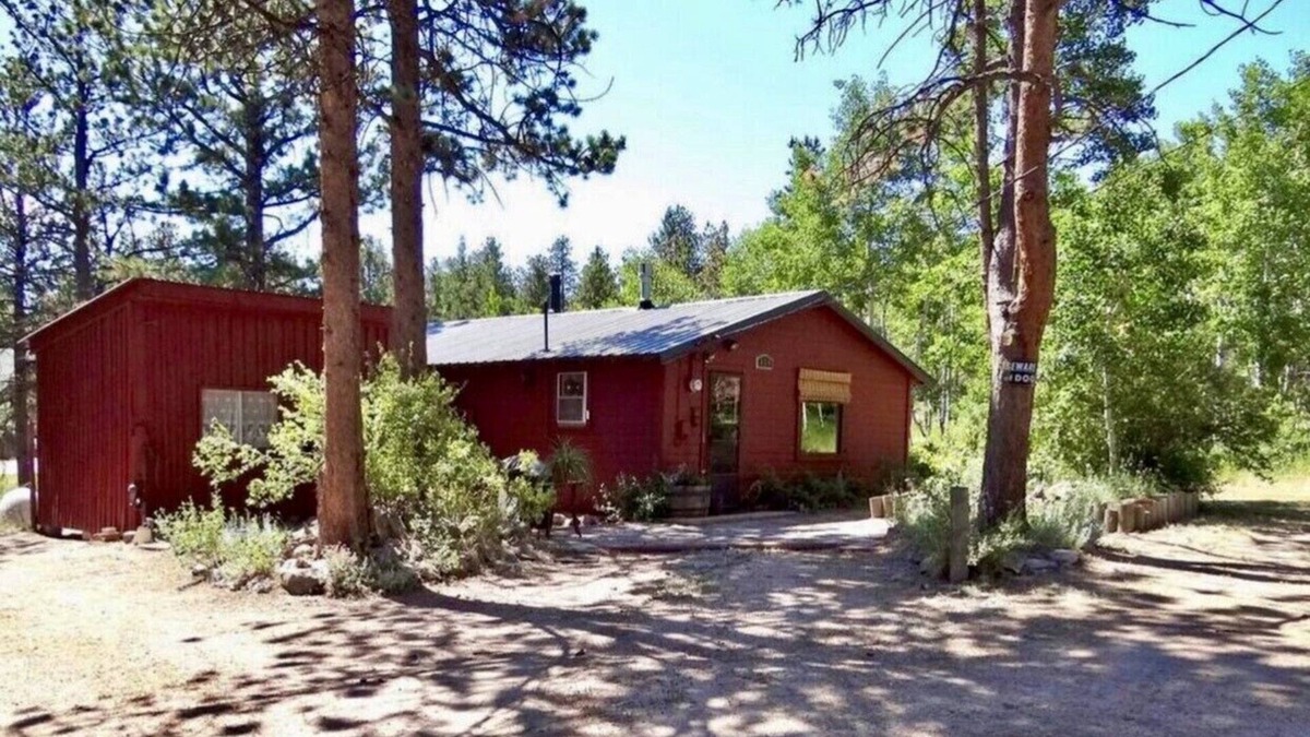 Red Feather Lakes Cabin | Wildlife and aspen trees surround the cabin cottage at Redfeather Lakes