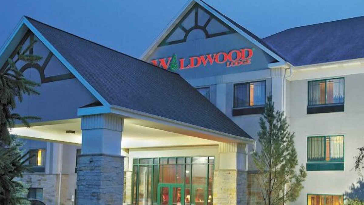 Pewaukee Hotel | Wildwood Lodge