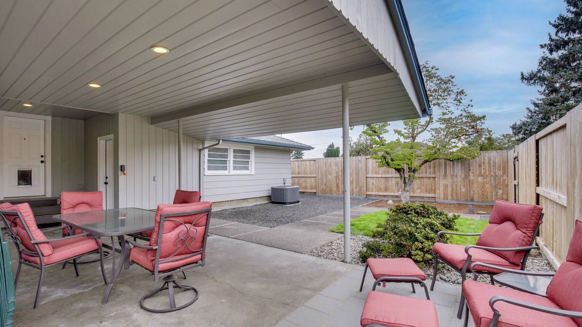 Albany House | Willamette Valley Family Home w/Fenced Yard