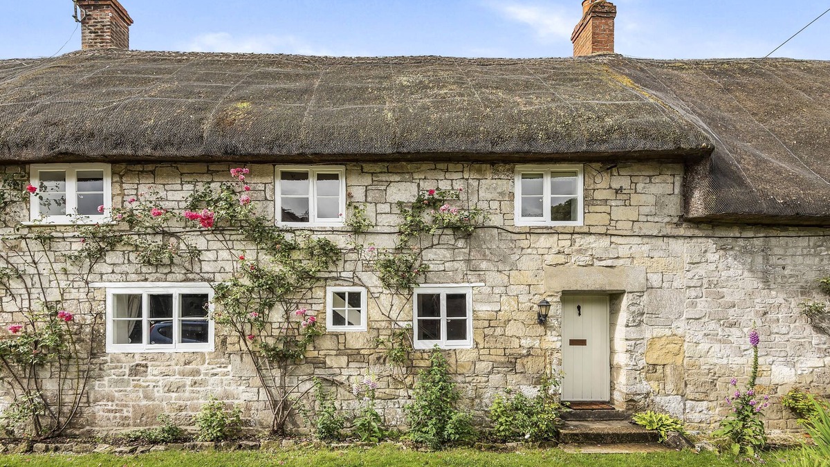 Chilmark Cottage | Willow Cottage is a beautiful thatched cottage with bags of character and charm