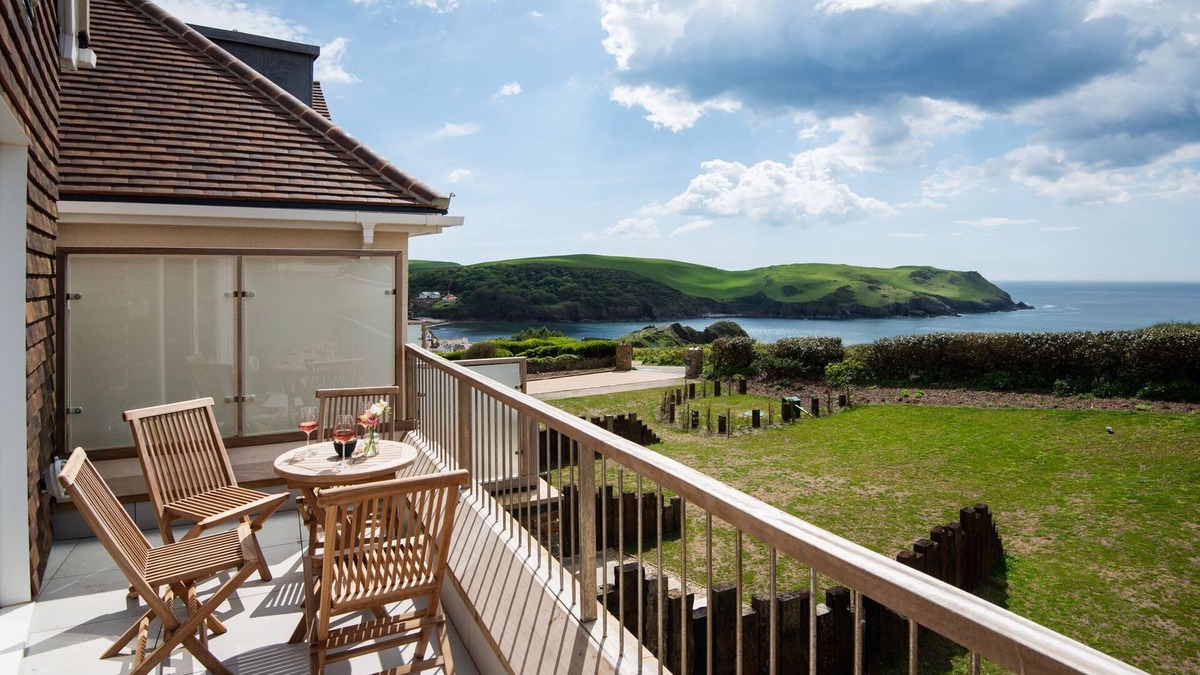 Hope-Cove Apartment | Willow Cove - a luxury self-catering apartment footsteps from the beach