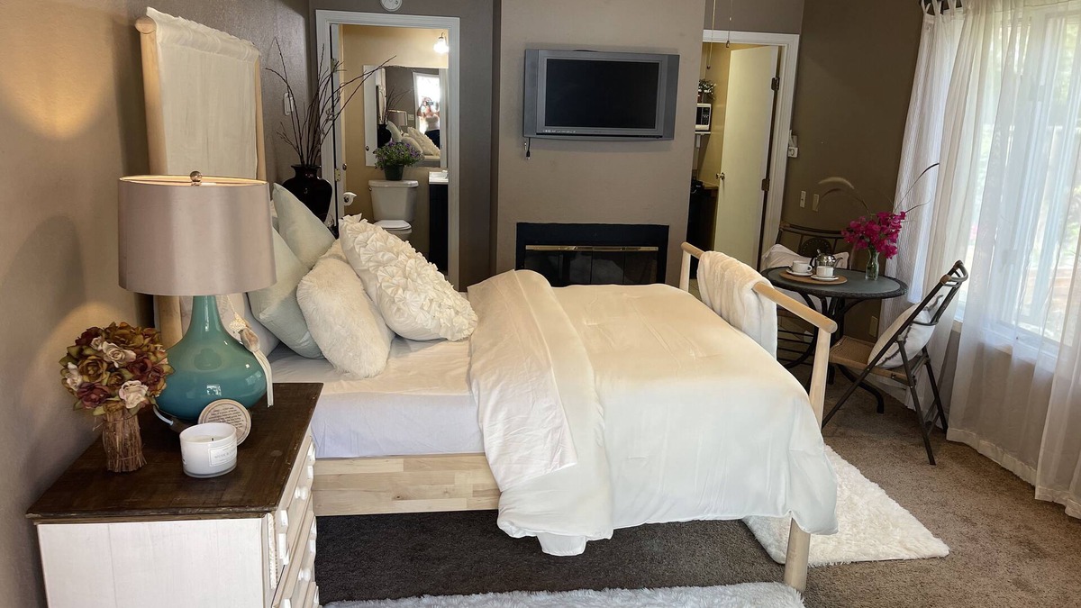 Willow Glen Apartment | Willow Glen Hideaway - Charming Cottage with Hot Tub