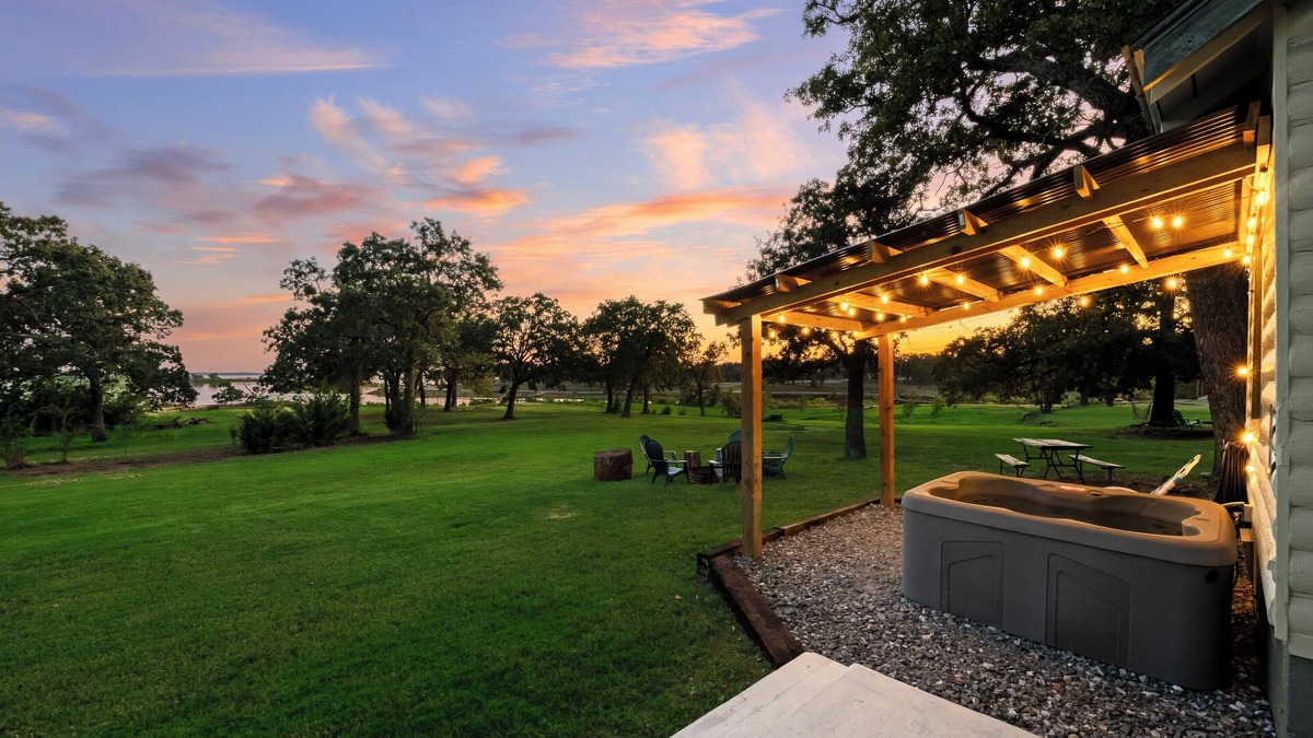 Madill Cabin | Willow Heaven- LAKEFRONT Cabin getaway with a Jacuzzi in Texoma Shores Resort