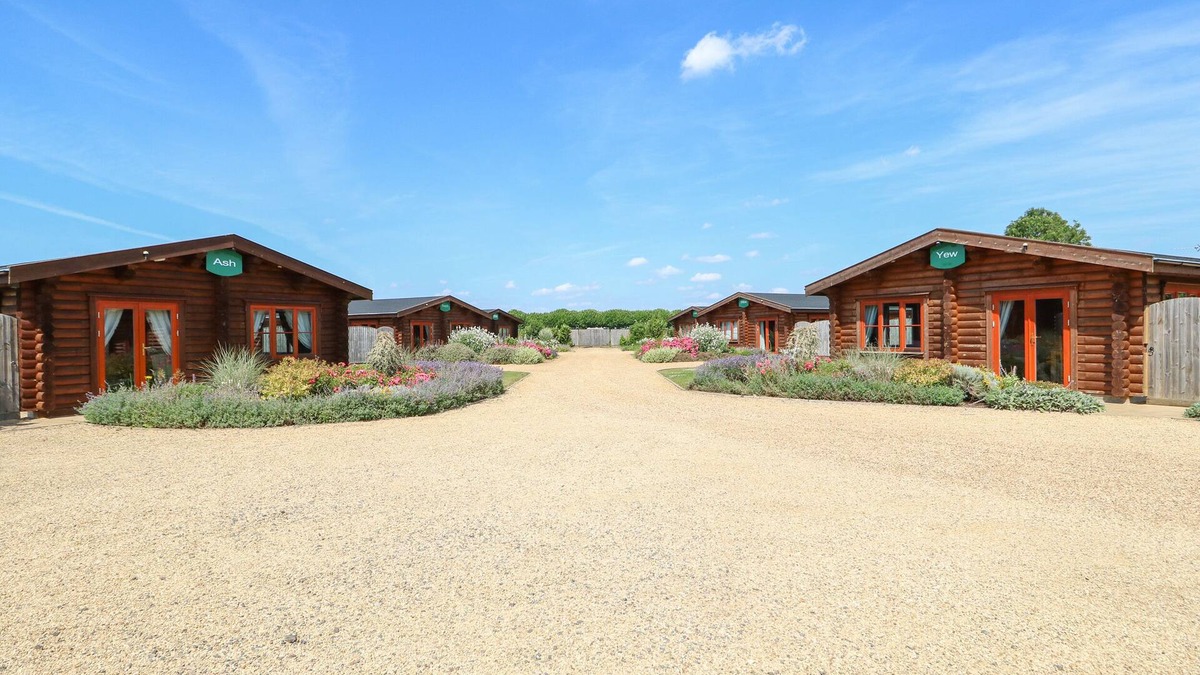 Castle Bytham Cottage | WILLOW LODGE, family friendly, with pool in Greetham, Rutland