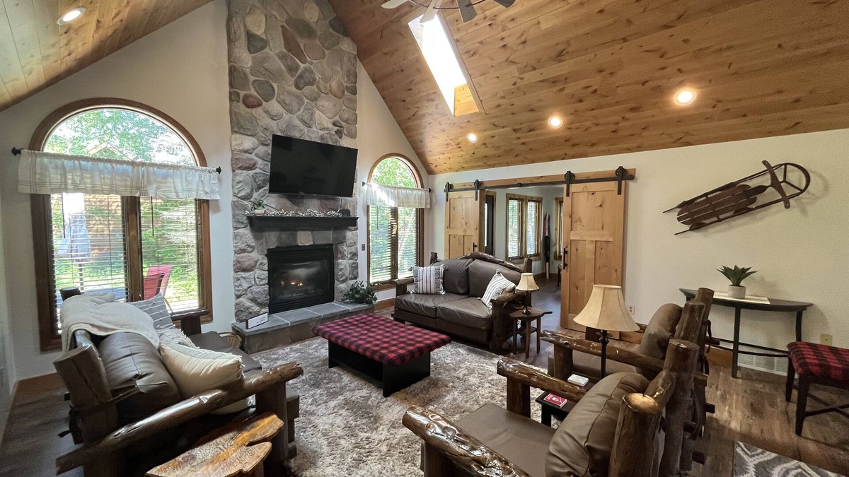 Thompsonville House | Willy T's Crystal Mountain Ski & Golf Cottage