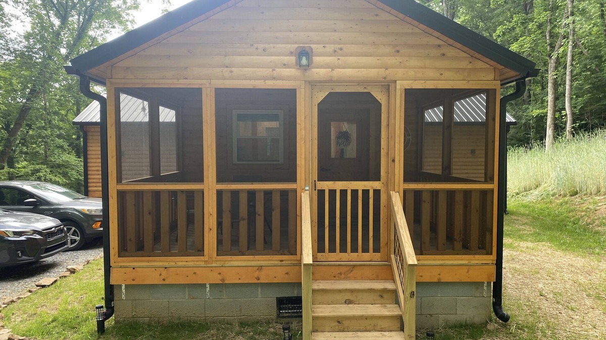 Cullowhee Cabin | Winding road cabin screen front porch uncovered back porch