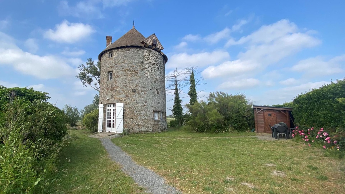 Cherrueix House | Windmill in Cherrueix near Mont Saint Michel