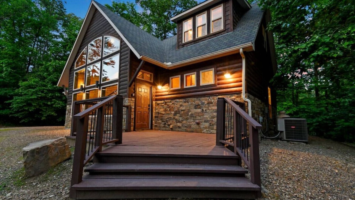 Broken Bow Cabin | Window to Paradise · Family-Friendly Listing: 3 King En-Suites & Bunk Room