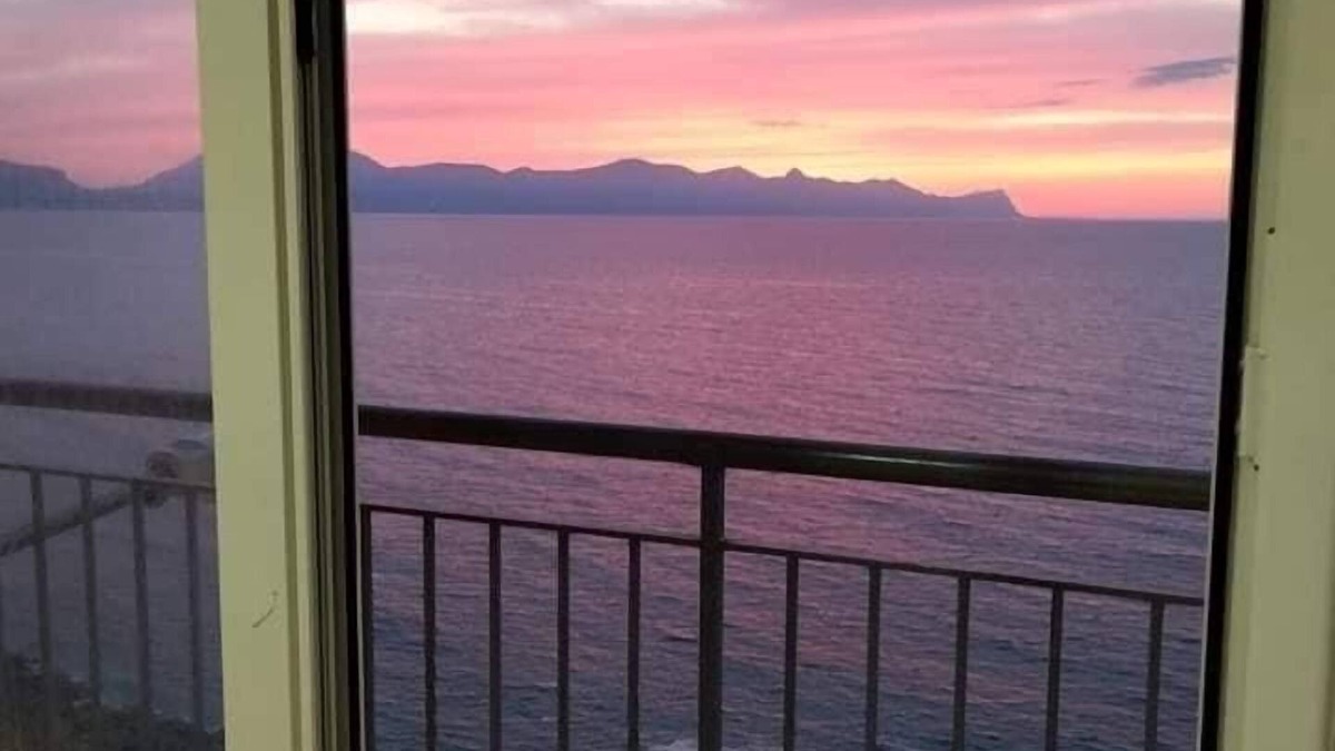 Balestrate Apartment | Window to the Sea by Alexander 2p