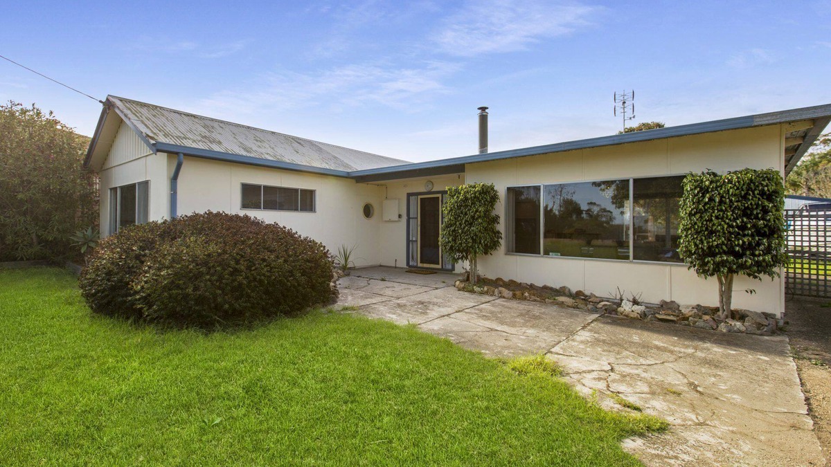 Paynesville House | Windsong - A beautiful country-style property only metres from the water