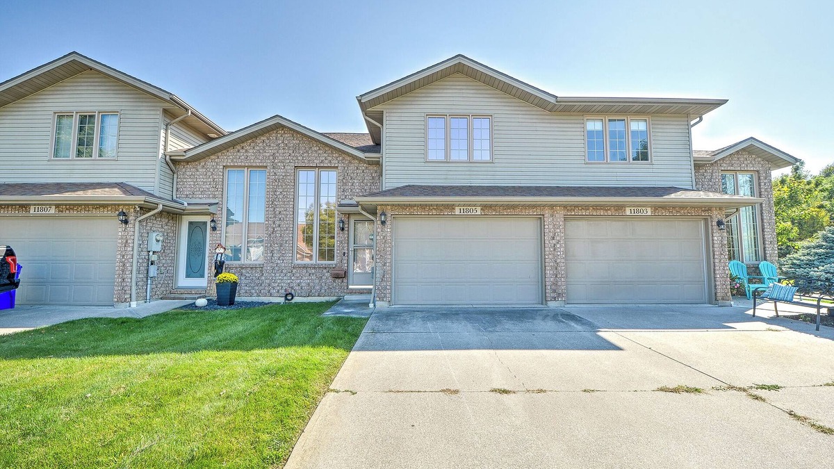 Woodslee House | Windsor 5 beds 3 baths minutes from the Battery Plant