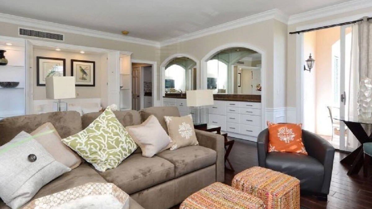 Osprey Apartment | Windsor Lodge Unit 10, Studio, close to the beaches, pool access