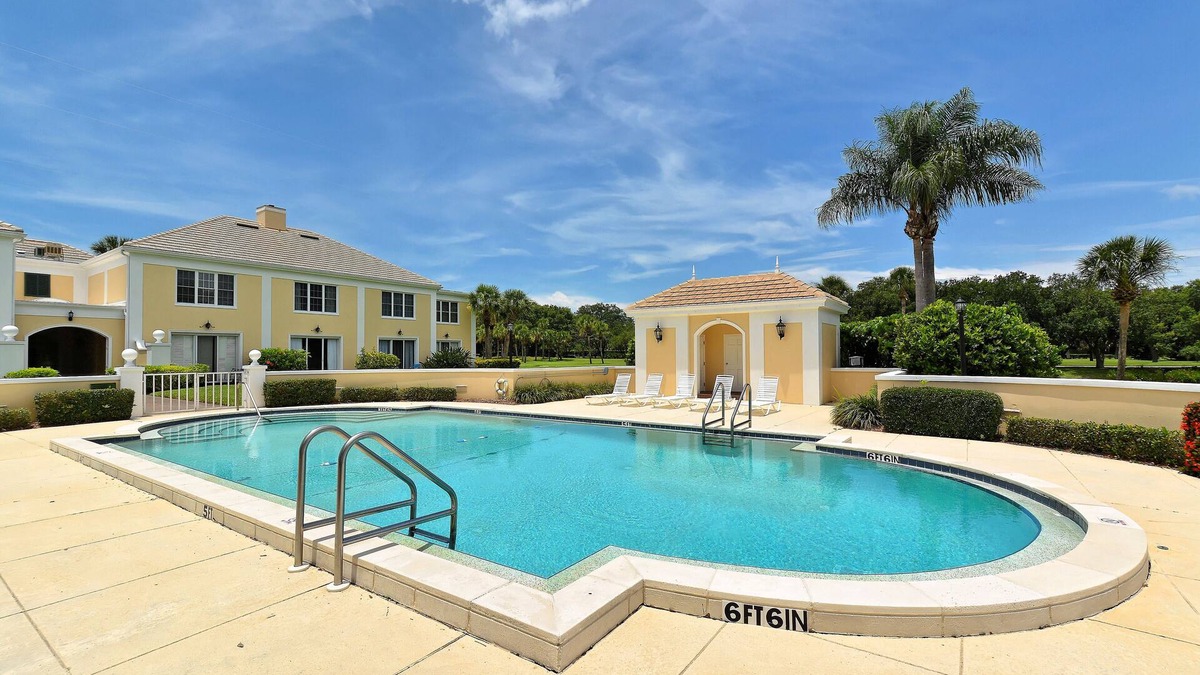 Osprey Apartment | Windsor Lodge Unit 15, studio, close to the beaches, pool access