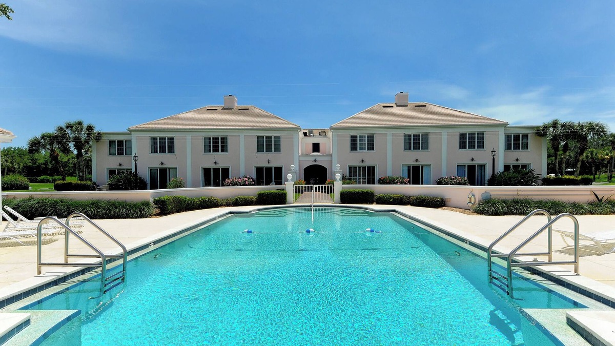 Osprey Apartment | Windsor Lodge Unit 18, studio, close to the beaches, pool access