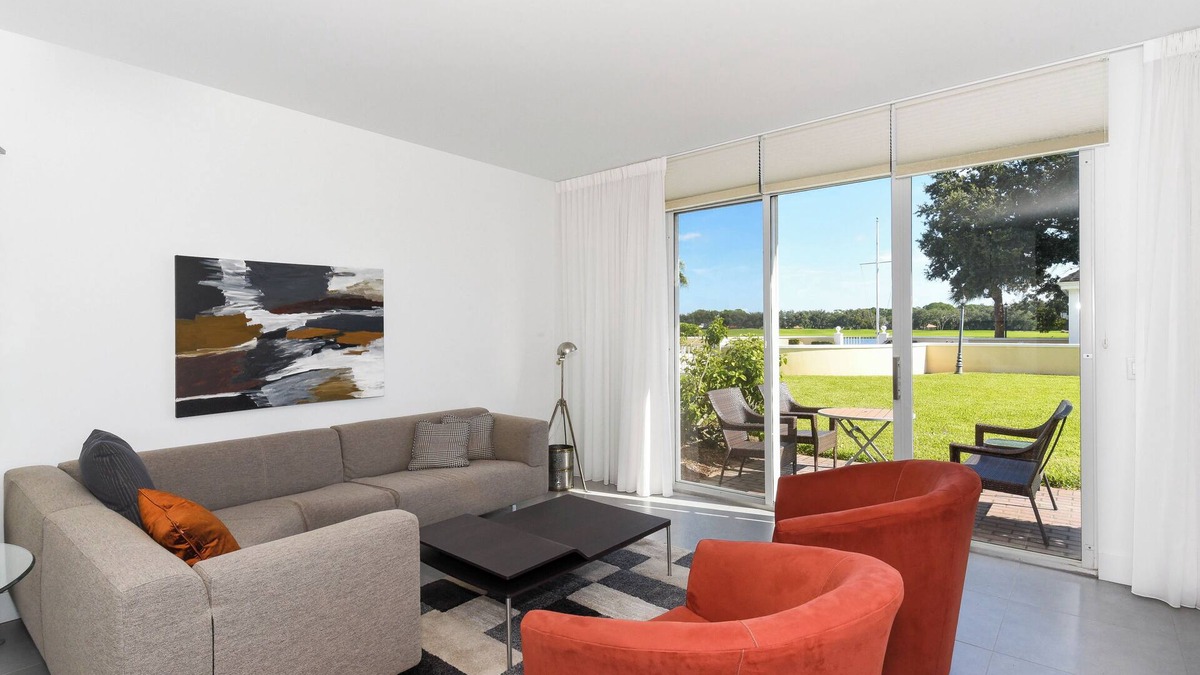 Osprey Village Apartment | Windsor Lodge Unit 7, studio, close to the beaches, pool access