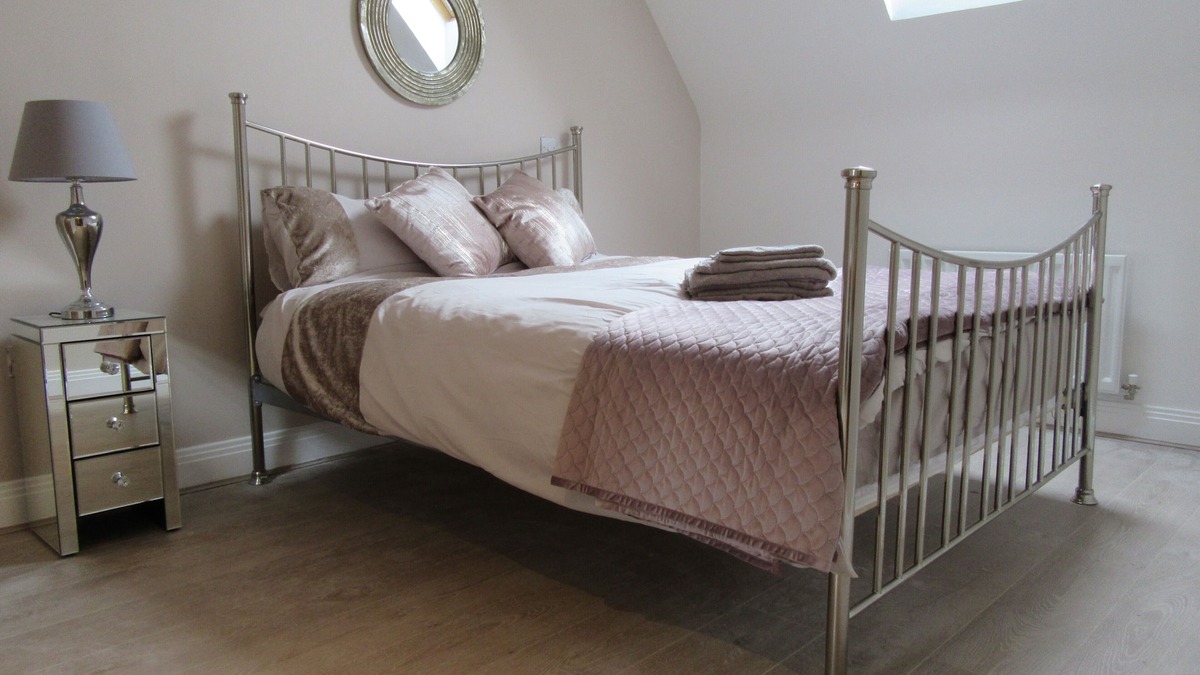 Windsor Apartment | Windsor Town centre gated en-suite property with parking & lift. 21 day minimum