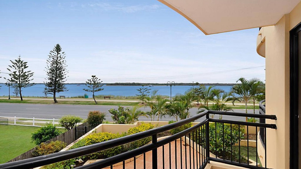 Biggera Waters Apartment | Windsurfer Resort