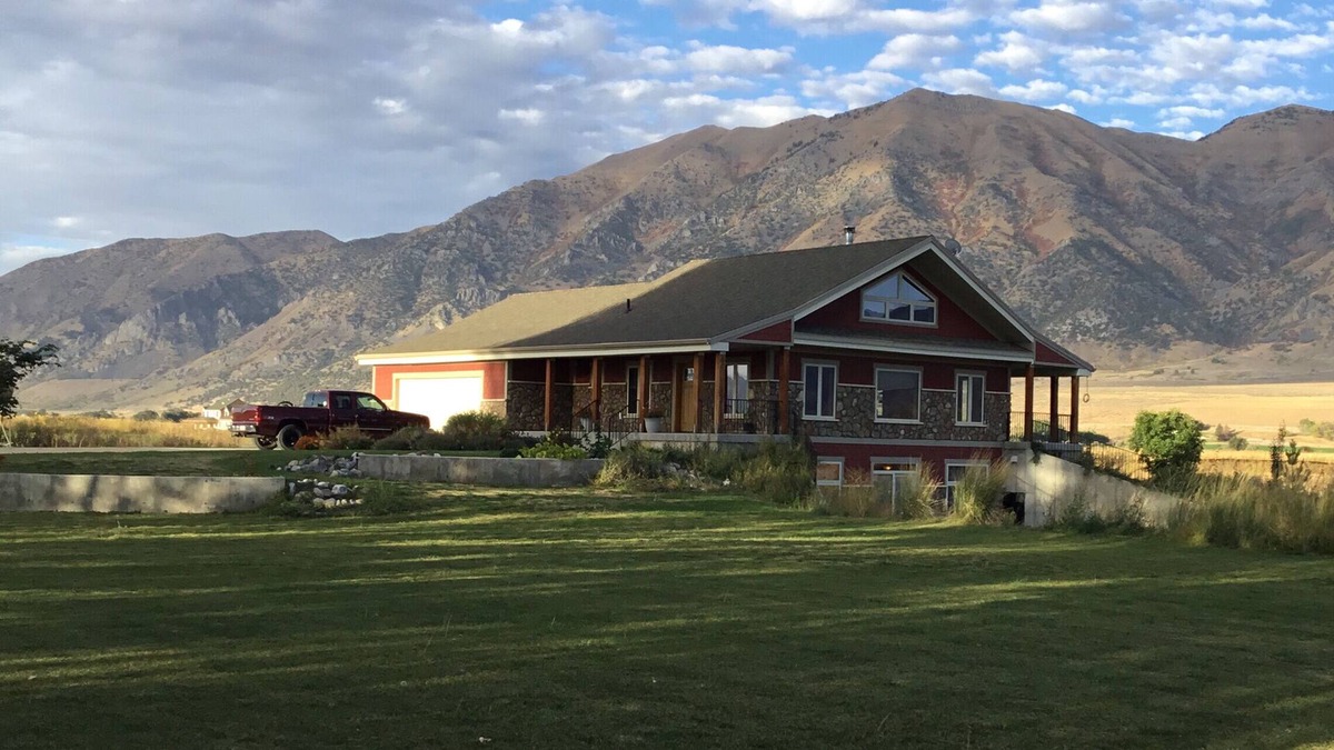 Honeyville House | Windy Poplars Cottage (near Crystal Hot Springs)