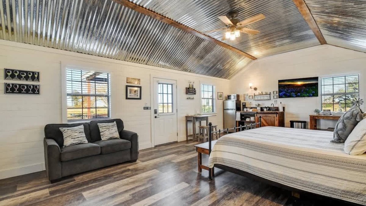 Fredericksburg House | Wine Country Cottage w/Scenic Hill Country Views