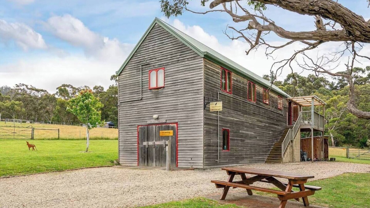 Kettering Apartment | Wine Loft Cosy Country Retreat with Ocean Views