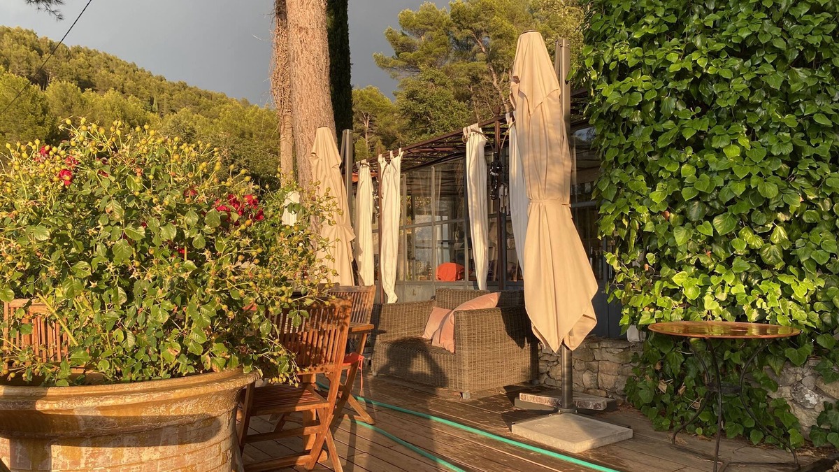 Le Beausset House | Wine property on a hill surrounded by vineyards and olive trees