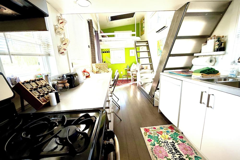 Joseph House | Wing In It | 1 Bed, 1 Bath