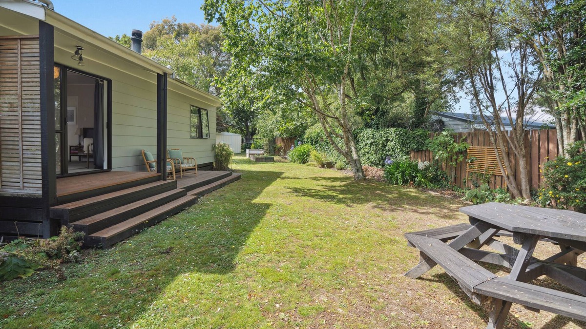 Carterton House | Wingspan Cottage - Carterton Holiday Home