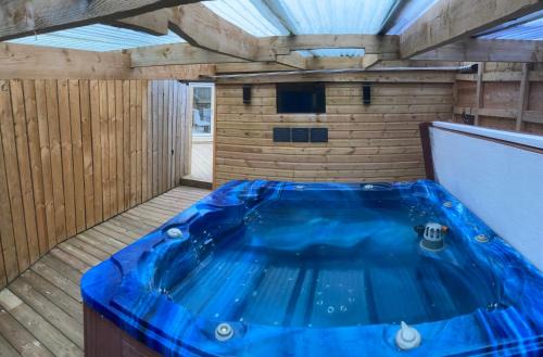 Stocksfield House | Winnie Cottage - Hot Tub, Games Room, Sauna, Large Garden