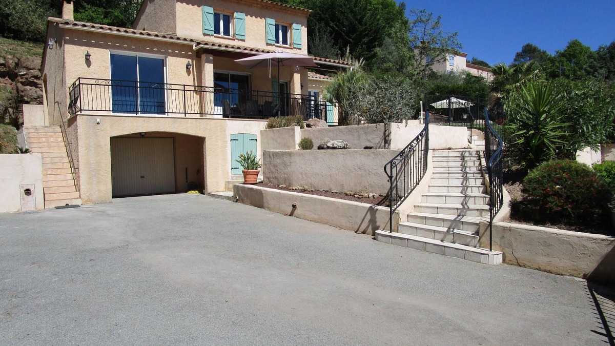 Bagnols-en-Foret House | WINNING IN A BEAUTIFUL PRIVATE VILLA 15 KM FROM CÔTE AZUR.