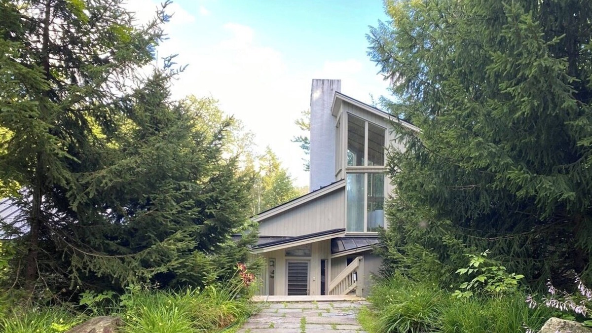 Londonderry House | Winter Getaway at the Octagon w/3 Fireplaces!